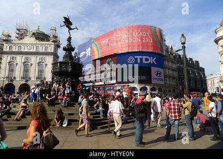 Piccadilly Circus ist umgeben von beleuchteten Werbetafeln an Gebäuden. Stockfoto