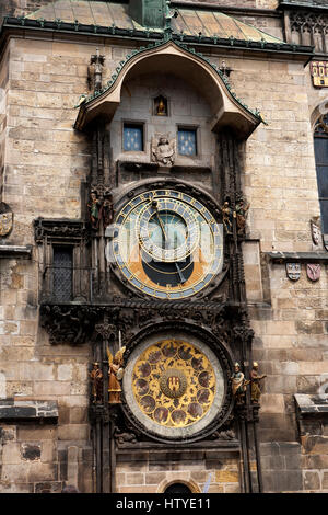 Die berühmte Prager astronomische Uhr in der Altstadt von Prag, Tschechien. Es ist eine mittelalterliche astronomische Uhr und wurde im Jahr installiert Stockfoto