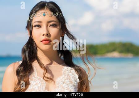 Asiatische Braut stehen am Strand, Bali, Indonesien Stockfoto