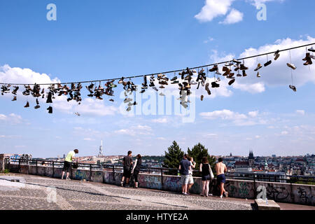 Schuh warf an der Prager Metronom in Letna Park, Tschechien. Stockfoto