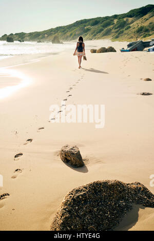 Frau zu Fuß am Strand von Bolonia, Tarifa, Cádiz, Andalusien, Spanien Stockfoto