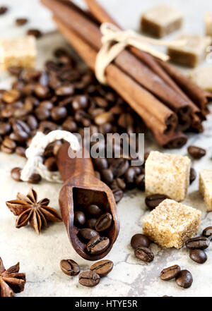 Geröstete Kaffeebohnen, brauner Zucker, Zimtstangen und Sternanis Stockfoto