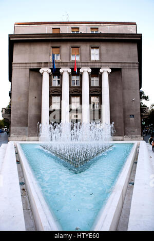 Wasser-Brunnen vor der kroatischen Nationalbank Gebäude in Zagreb, Kroatien. Stockfoto