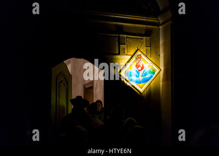 Basler Fasnacht 2017. Eine besondere Art von Toilette Schild über dem Eingang eines Gebäudes zeigt eine so genannte Waggis. Bild aufgenommen am 6. März 2017. Stockfoto