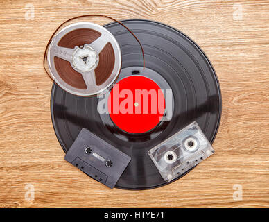 Vinyl-Schallplatte mit Kassetten und Rollen Klebeband Stockfoto