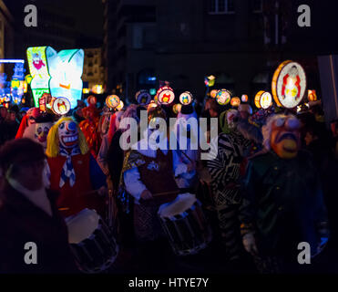 Basler Fasnacht 2017. Karneval-Teilnehmern in Kostümen, die Trommeln und Piccolo am Montagmorgen auf den Straßen spielen. Bild aufgenommen am 6. März 2017. Stockfoto