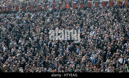 Rennen-Geher zuschauen während der Ladies Day von 2017 Cheltenham Festival in Cheltenham Racecourse. Stockfoto