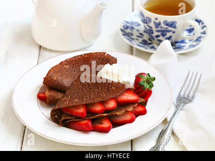 Schokolade Crepes mit Erdbeeren und Sahne Stockfoto
