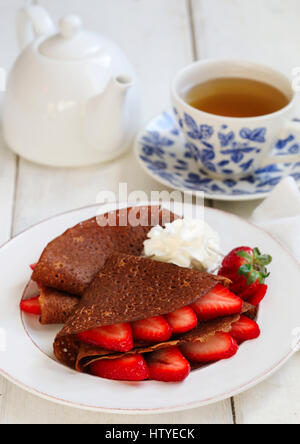 Schokolade Crepes mit Erdbeeren und Sahne Stockfoto