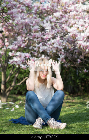 Frau im Garten von einer Magnolie Stockfoto