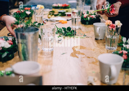 Zwei Menschen, die Blumen-arrangements Stockfoto