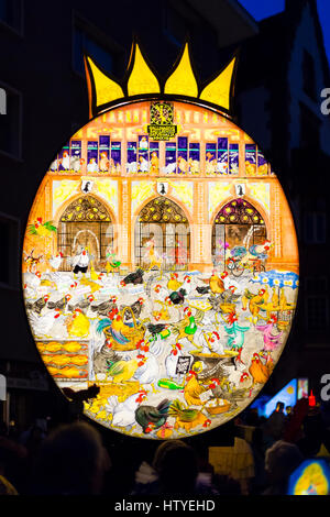 Basler Fasnacht. Basel, Schweiz. 6. März 2017. Bunte einzelne wichtigste Laterne am Montagmorgen in den Straßen während der Morgestraich-Parade. Stockfoto