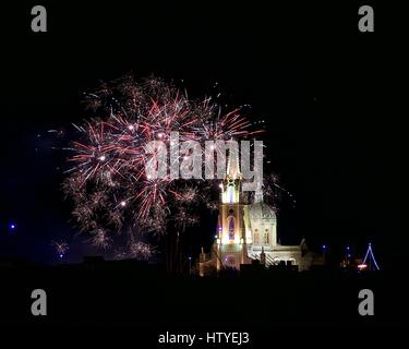 Feuerwerk über der Insel Gozo, Malta Stockfoto