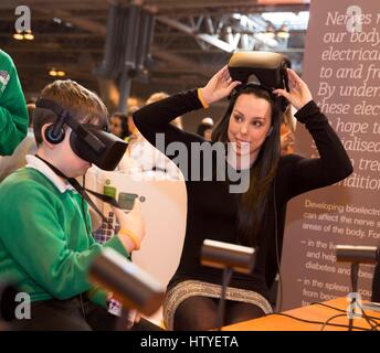 Turnerin Beth Tweddle nutzt Virtual Reality-Technologie auf dem GSK-Stand auf der Big Bang UK Young Scientists and Engineers Fair, die Wissenschaft, Technologie, Ingenieurwesen und Mathematik (MINT) für junge Menschen im Alter von 7 bis 19 Jahren in Birmingham feiert. Stockfoto