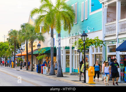 Key West, USA – 18. Mai 2016: Der geschäftigen Duval Street mit bunten Häusern und Geschäften und vielen Touristen zu Fuß entlang. Stockfoto