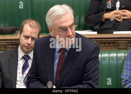 Schatten-Kanzler John McDonnell Rede im Unterhaus, London, nachdem Kanzlerin Philip Hammond MPs gesagt, dass die Regierung die Erhöhung der Sozialversicherungsbeiträge für die selbstständige dargelegt im Haushalt nicht fortsetzen wird. Stockfoto