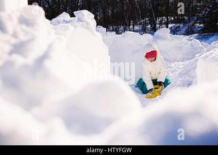 Mädchen spielen im Schnee Stockfoto