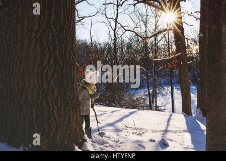 Mädchen spielen im Schnee Stockfoto