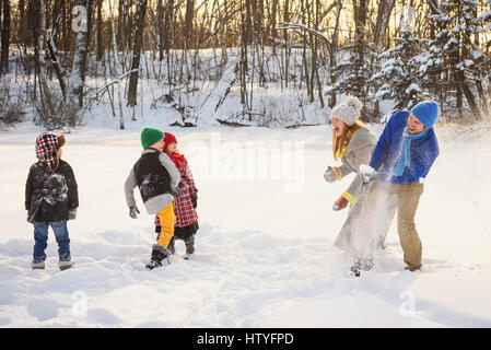 Familie mit einer Schneeballschlacht Stockfoto