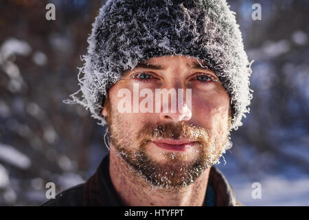Porträt des Mannes mit reif bedeckten Gesicht Stockfoto