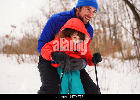 Vater seine Tochter zum Skifahren Stockfoto