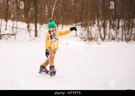 Junge Eislaufen auf dem zugefrorenen See Stockfoto