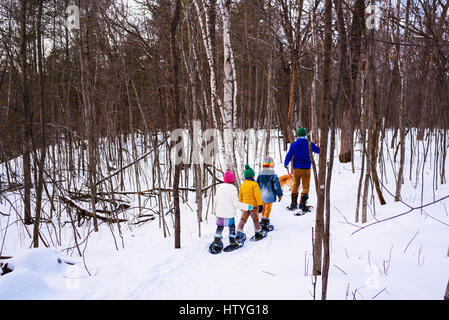 Schneeschuhwandern mit golden Retriever Hund Familie Stockfoto