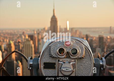 Münzfernglas mit Blick auf New York und Empire State Building, USA Stockfoto