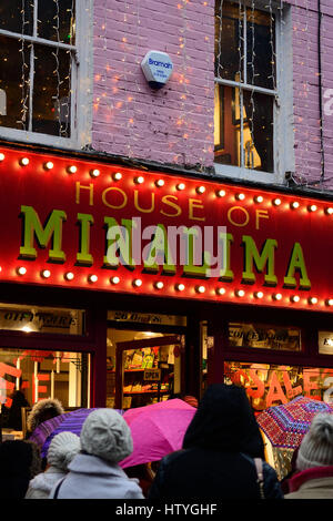 Menschenmengen vor Haus von Minalima in Soho, London, UK Stockfoto