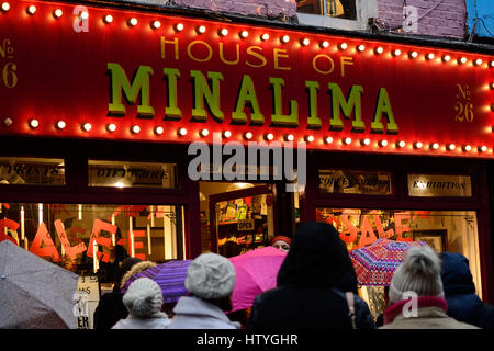 Menschenmengen vor Haus von Minalima in Soho, London, UK Stockfoto