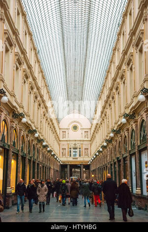 Brüssel, Belgien - 15. März: Menschen Sie in Galeries de Sait Hubert Einkaufspassage in Brüssel am 15. März 2015 Stockfoto