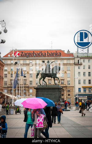 ZAGREB, Kroatien - 24.Mai: Ban Jelacic Platz, Hauptplatz in Zagreb, Hauptstadt von Kroatien an regnerischen Tag. 24. Mai 2013 übernommen. Stockfoto