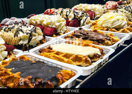 Traditionelle belgische Waffeln auf Platten verkaufen Ecke Bäckerei essfertig Stockfoto