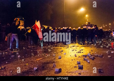 Warschau, Polen - NOVEMBER 11: Proteste und Unruhen in der Nacht im polnischen Unabhängigkeitstag in Warschau im 11. November 2014 Stockfoto