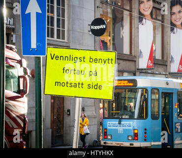 OSLO, Norwegen - 29. Januar: Arbeiten Sie auf Straße in Oslo Donwtown mit Schild mit der Aufschrift "Bitte den Bürgersteig auf der gegenüberliegenden Seite am 29. Januar 2015 nutzen" Stockfoto