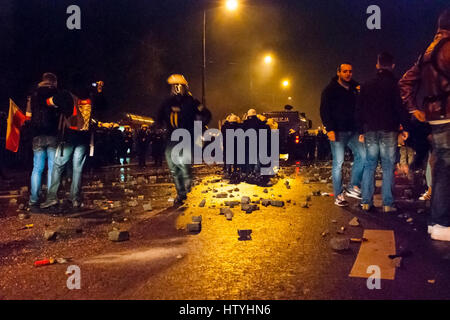 Warschau, Polen - NOVEMBER 11: Proteste und Unruhen in der Nacht im polnischen Unabhängigkeitstag in Warschau im 11. November 2014 Stockfoto