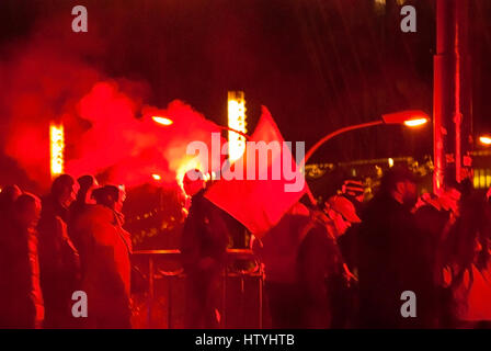 Warschau, Polen - NOVEMBER 11: Proteste und Unruhen in der Nacht im polnischen Unabhängigkeitstag in Warschau im 11. November 2014 Stockfoto