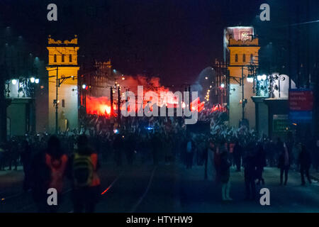 Warschau, Polen - NOVEMBER 11: Proteste und Unruhen in der Nacht im polnischen Unabhängigkeitstag in Warschau im 11. November 2014 Stockfoto