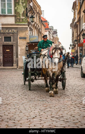 Warschau, Polen - NOVEMBER 10: Old fashioned Kutsche mit Pferd in der Straße von Wasaw, Hauptstadt von Polen am 10. November 2014 Stockfoto