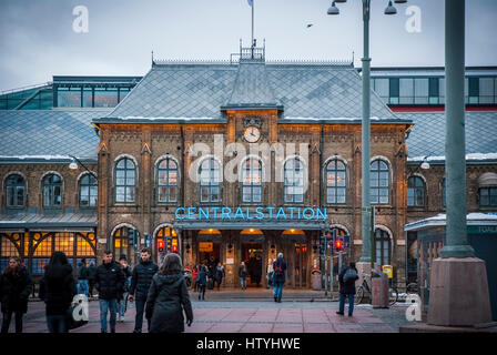 Göteborg, Schweden - Februar 1: Menschen eilen nach Göteborg Main Hauptbahnhof in der Abenddämmerung am 1. Februar 2015 Stockfoto