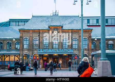 Göteborg, Schweden - Februar 1: Menschen eilen nach Göteborg Main Hauptbahnhof in der Abenddämmerung am 1. Februar 2015 Stockfoto