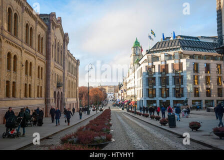 OSLO, Norwegen - 29. Januar: Menschen zu Fuß entlang der Straße in Oslo Innenstadt in sonnigen Wintertag. In Oslo, 29. Januar 2015 genommen. Stockfoto