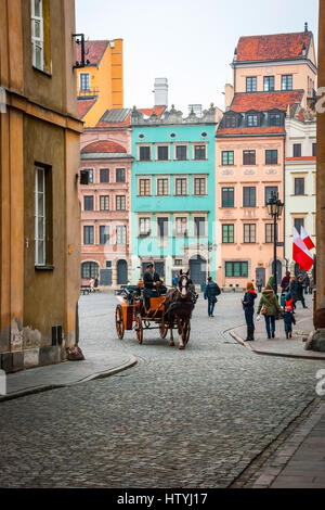 Warschau, Polen - NOVEMBER 10: Old fashioned Kutsche mit Pferd in der Straße von Wasaw, Hauptstadt von Polen am 10. November 2014 Stockfoto