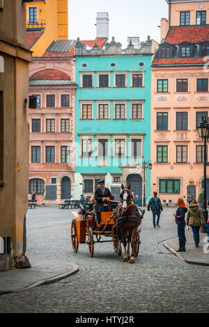 Warschau, Polen - NOVEMBER 10: Old fashioned Kutsche mit Pferd in der Straße von Wasaw, Hauptstadt von Polen am 10. November 2014 Stockfoto