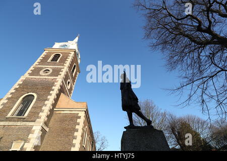 Embargo, 0001 Donnerstag März 16 A Gesamtansicht der Klasse II lebensgroße Bronze von Pocahontas in der Kirche St. George in Gravesend, Kent. Die Statue hatte seinen aufgeführten Status aktualisiert, um 400 Jahre seit der berühmten indianischen Frau Tod auf englischem Boden zu gedenken. Stockfoto