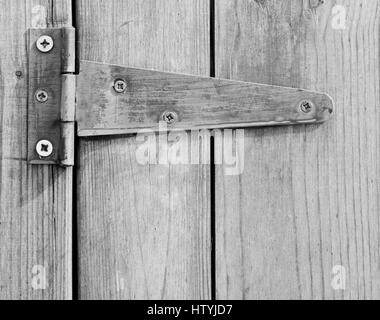 Nahaufnahme von geschraubten Scharnier auf Holztür. Stockfoto