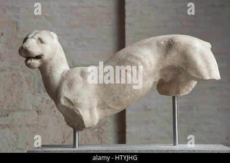 Weibliche Panther. Marmorstatue wahrscheinlich aus dem Grab auf dem familiären Grab von Mnesarete, Attika, ab etwa 380 v. Chr. auf dem Display in der Glyptothek in München, Bayern, Deutschland. Stockfoto