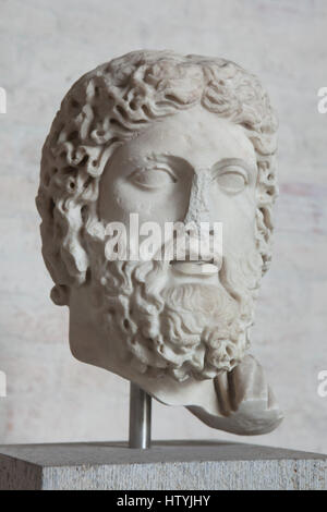 Kopf einer Statue des Zeus oder Hades. Römischen Marmor-Kopie nach einem griechischen Original von Agoracritus ab etwa 440 v. Chr. auf dem Display in der Glyptothek in München, Bayern, Deutschland. Stockfoto