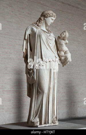 Statue von Eirene mit dem Kleinkind Plutus. Römische Kopie nach griechischen Kultstatue von Cephisodotus die ältere von ca. 370 v. Chr. auf dem Display in der Glyptothek in München, Bayern, Deutschland. Stockfoto