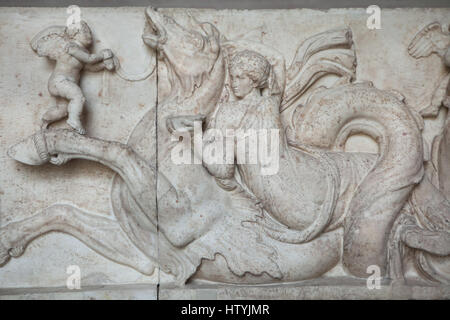 Meer Nymphe Nereid präsentieren Reiten ein Hippocampus und bringt eine Hochzeit Poseidon und Amphitrite. Detail des Altars des Domitius Germanicus. Hochzeit von Poseidon und Amphitrite dargestellt im Marmor Fries aus einer großen Basis Statue aus östlichen Griechenland ab etwa 150 v. Chr. auf dem Display in der Glyptothek in München, Bayern, Deutschland. Stockfoto